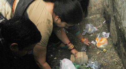 The Union Minister for Human Resource Development, Smt. Smriti Irani participating in in Swachh Bharat Abhiyan (DUSU), at Sanjay Basti, Timarpur, in Delhi on January 08, 2015.