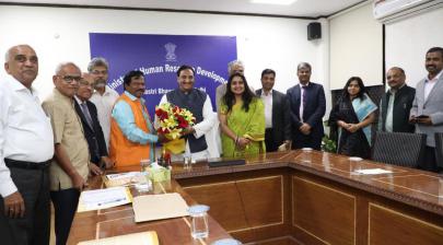 Hon'ble HRD Minister, Met with a delegation from Karnataka led by Shri T.S Nagabharana, Chairman.