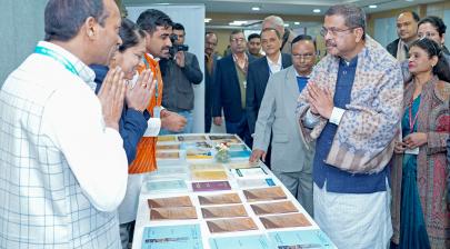 Shri Dharmendra Pradhan visits the exhibition showcased at the ceremonial release