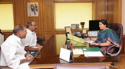 The CM of Puducherry, Shri N. Rangaswamy calling on the Union Minister for HRD, Smt. Smriti Irani, in New Delhi on February 27, 2015